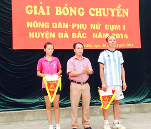 Lãnh đạo Trung tâm văn hóa thể thao huyện Đà Bắc trao cờ cho 2 đội nhất bóng chuyền nam, nữ.

